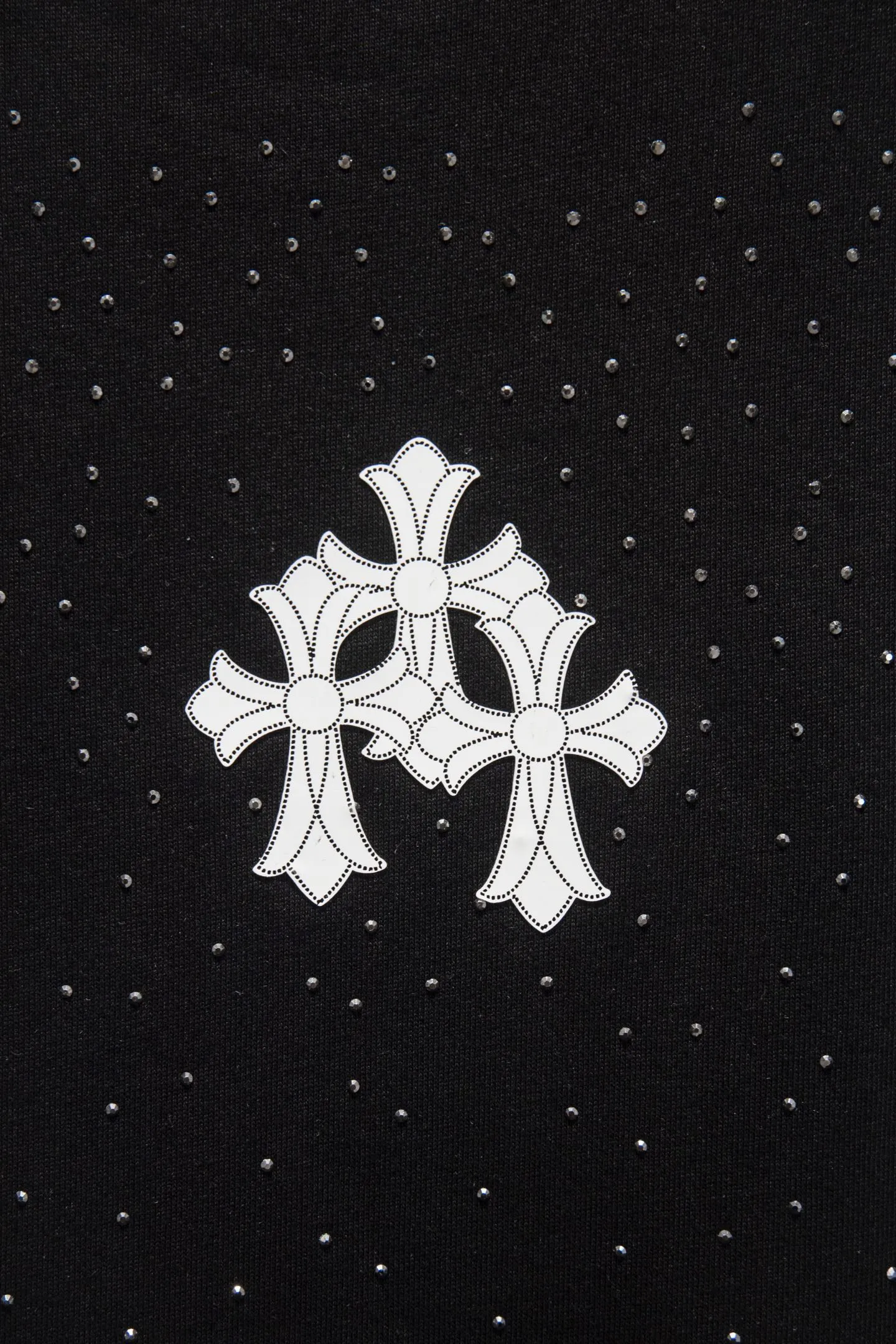 P200 🆕Chrome Hearts 25ss os version is really charming and Chrome Hearts is really a must-have. Every season’s new version is made to the extreme. It is very practical and can be worn casually. Nice✔️ - ⚠️100% cotton. It is made of 32-count double yarn, 260-gram weight fabric and imported knitted needle carded cotton. It has moderate thickness, drape and contour, and the upper body is comfortable! ! It is very tolerant to fat body types and can instantly lose five pounds after wearing it!  Specially ordered many Austrian hot diamonds, which have the bling bling effect of natural crystals under the light, with multi-faceted reflective points, and the production cost is extremely high. The laser molding includes a computer engraving machine and a laser machine, which are accurate in units of particles. Finally, it is hot and set at high temperature. After the hot ironing, the firmness needs to be tested repeatedly on the hot stamping. It can show colorful reflections under the light. The collar webbing extends to the shoulders for reinforcement, and the stitching at the joints. The hem and cuffs are all made with 0.2mm stitch double-thread stitching. They are carefully produced at a high cost. The attitude of making goods with a magnifying glass restores the quality and effect of the product. The full set of customized accessories only presents every detail to the customer. Printing is done using film printing. 50,000 positioning is very time-consuming. The body is treated with silicone elements, which greatly increases the interest of the clothing; unique visual effects. After special treatment, a unique effect is formed. An irregular hem is added to the version. This year's Kroxin is the main version. In the past two years, the oversize version has become the focus of the trend and has been a popular staple in the past two years. The change of designers has made this brand an instant hit. The progressive fashion of the times also needs the blood impact of fresh elements and trendy designs in order to continue its glory! It’s stylish both inside and outside, a must-have for high street travel! An absolute "eye-catching style" that can match couples 💏 Color: Black White Size: S M L XL
